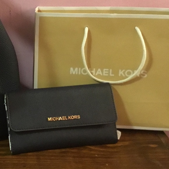 Michael Kors wallet - Picture 1 of 8